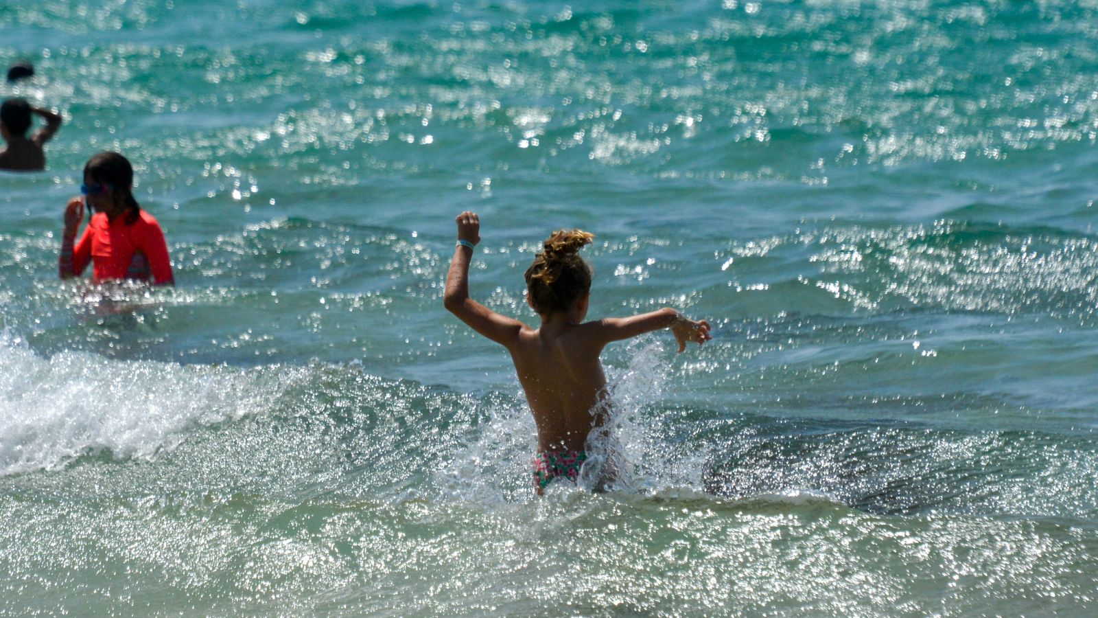 Día de sol y viento en la playa de Bolonia
