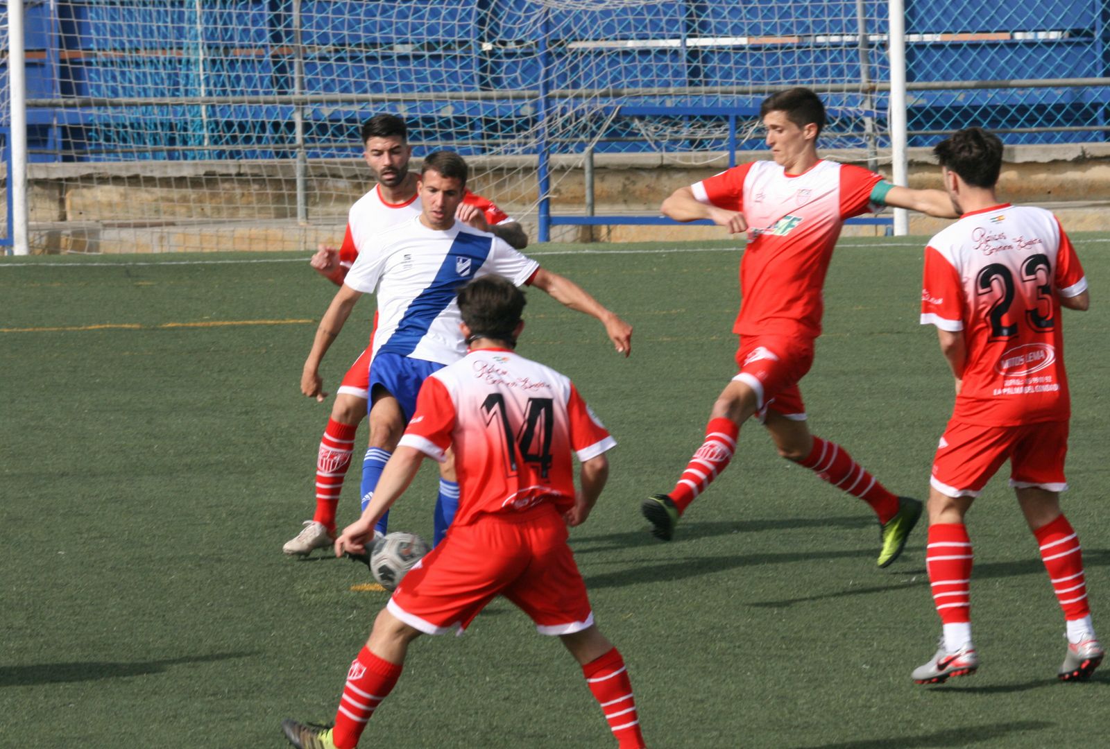 Un lance del encuentro entre el Atlético Onubense y La Palma.
