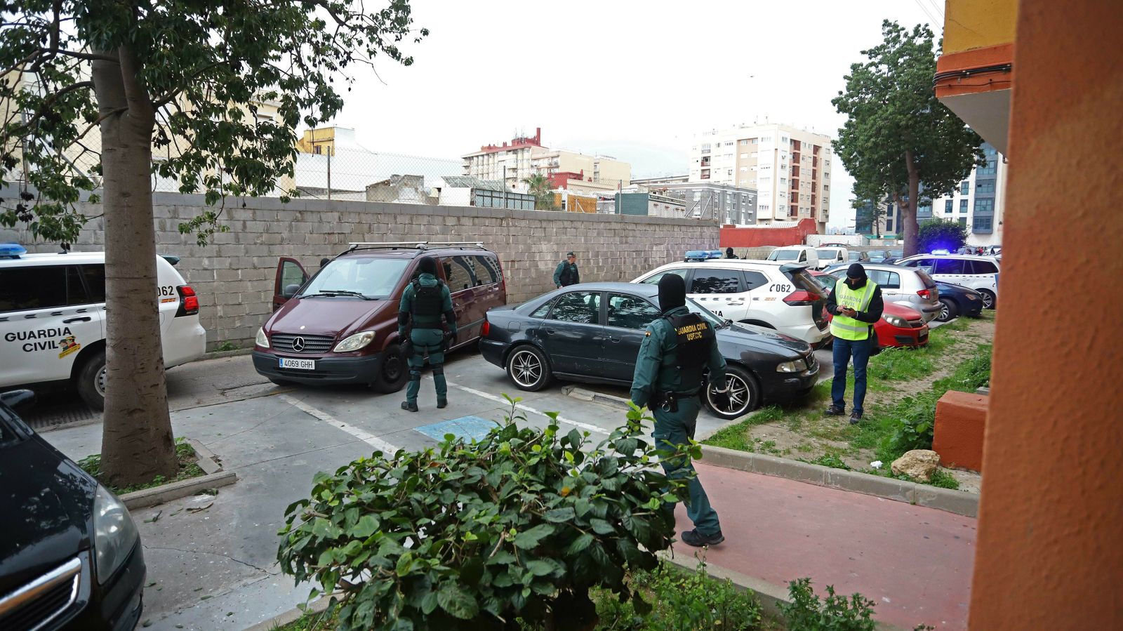 Fotos del registro de la Guardia Civil en la calle Guadalupe de La Línea