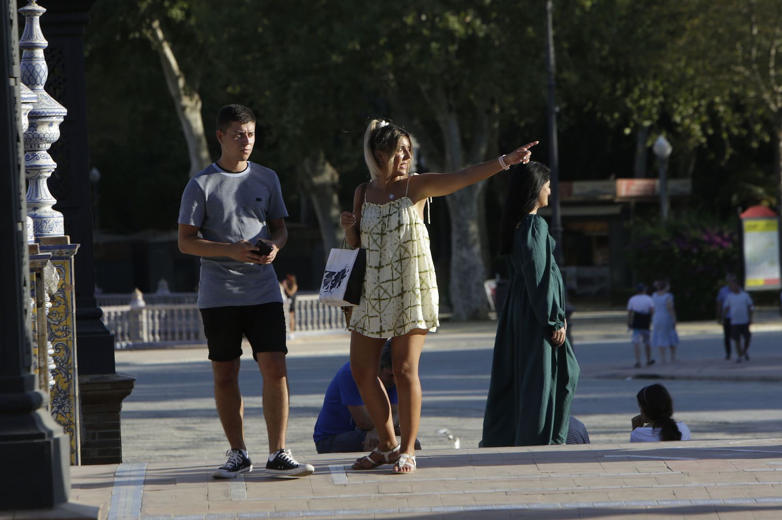 Varias personas pasean por el Parque de María Luisa.