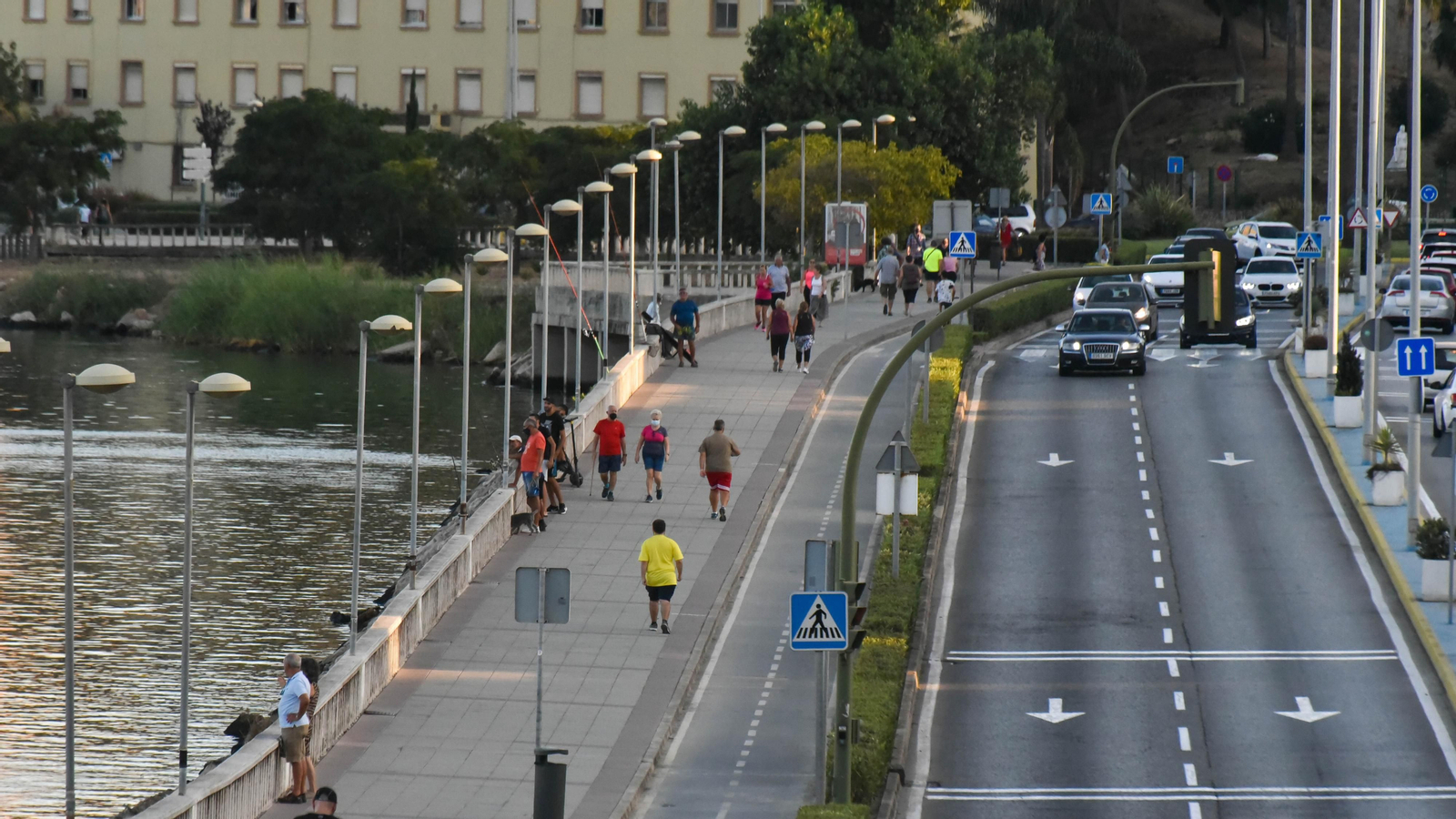 Varias personas pasean por Algeciras.