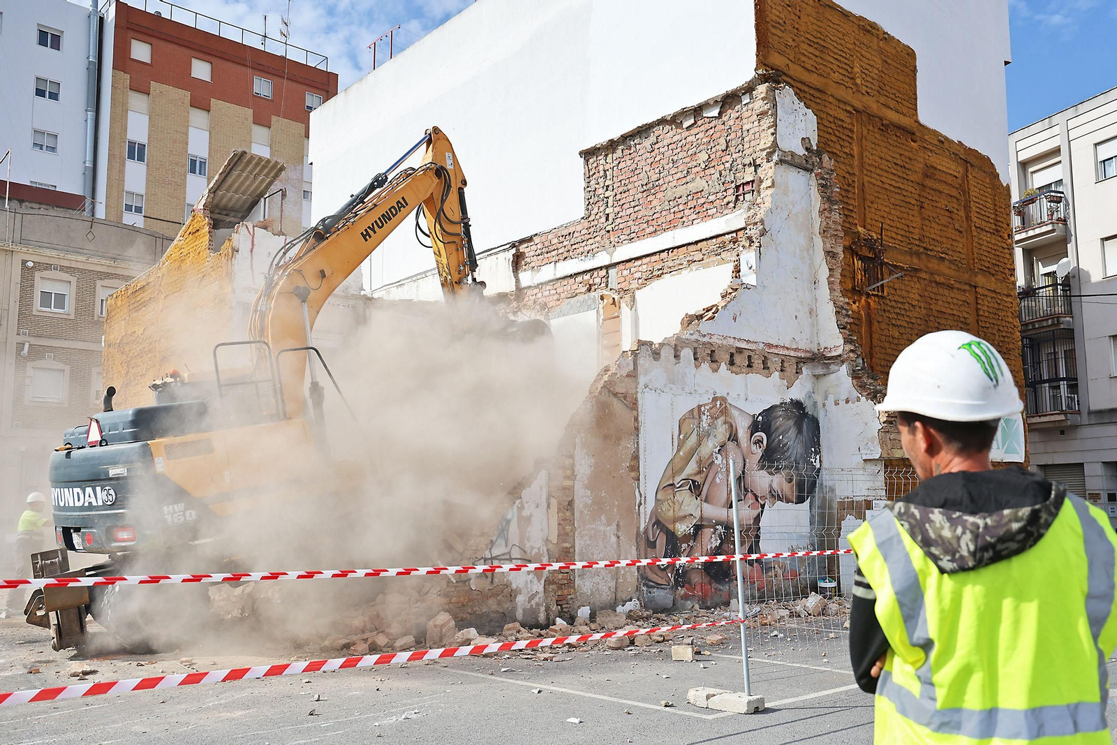 Imágenes del derribo de la calle Jesús del Calvario con el grafiti de Pure Love de Manomatic