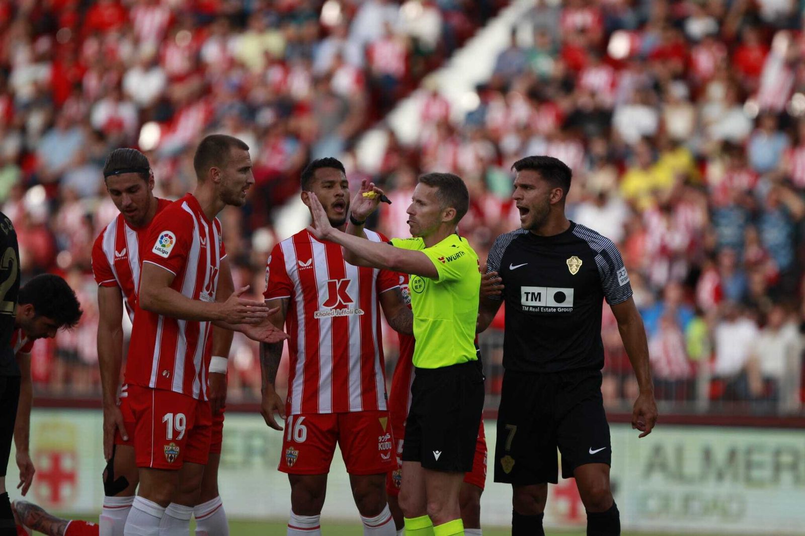 Ely, con Babic detrás, le protesta una acción a Hernández Hernández en el choque ante el Elche