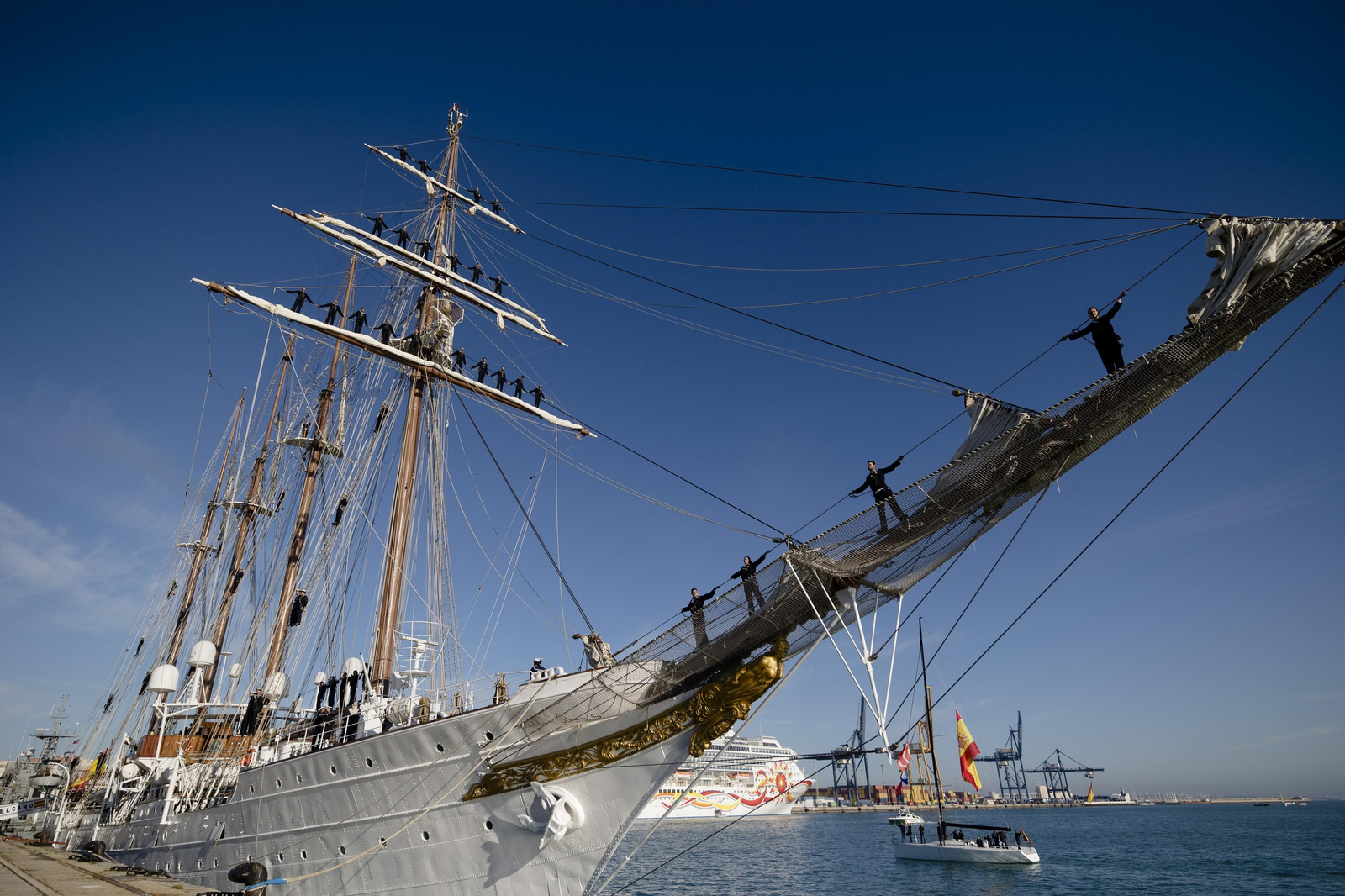 Las imágenes de la salida del buque  "Juan Sebastián de Elcano" del muelle de Cádiz.