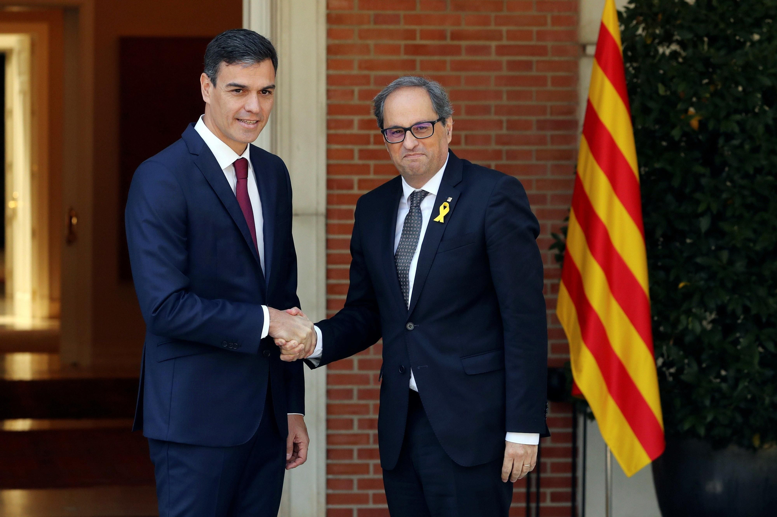 Pedro Sánchez y Quim Torra se saludan antes de una reunión en Moncloa. Pedro Sánchez y Quim Torra se saludan antes de una reunión en Moncloa.