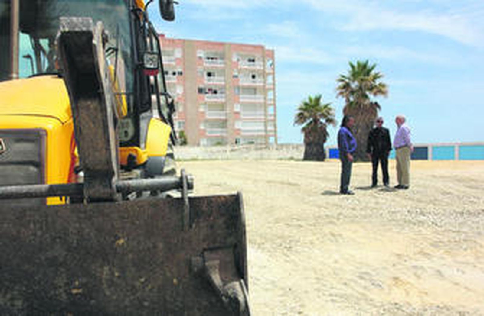 Imagen de la visita a los terrenos que servirán para aparcamiento.