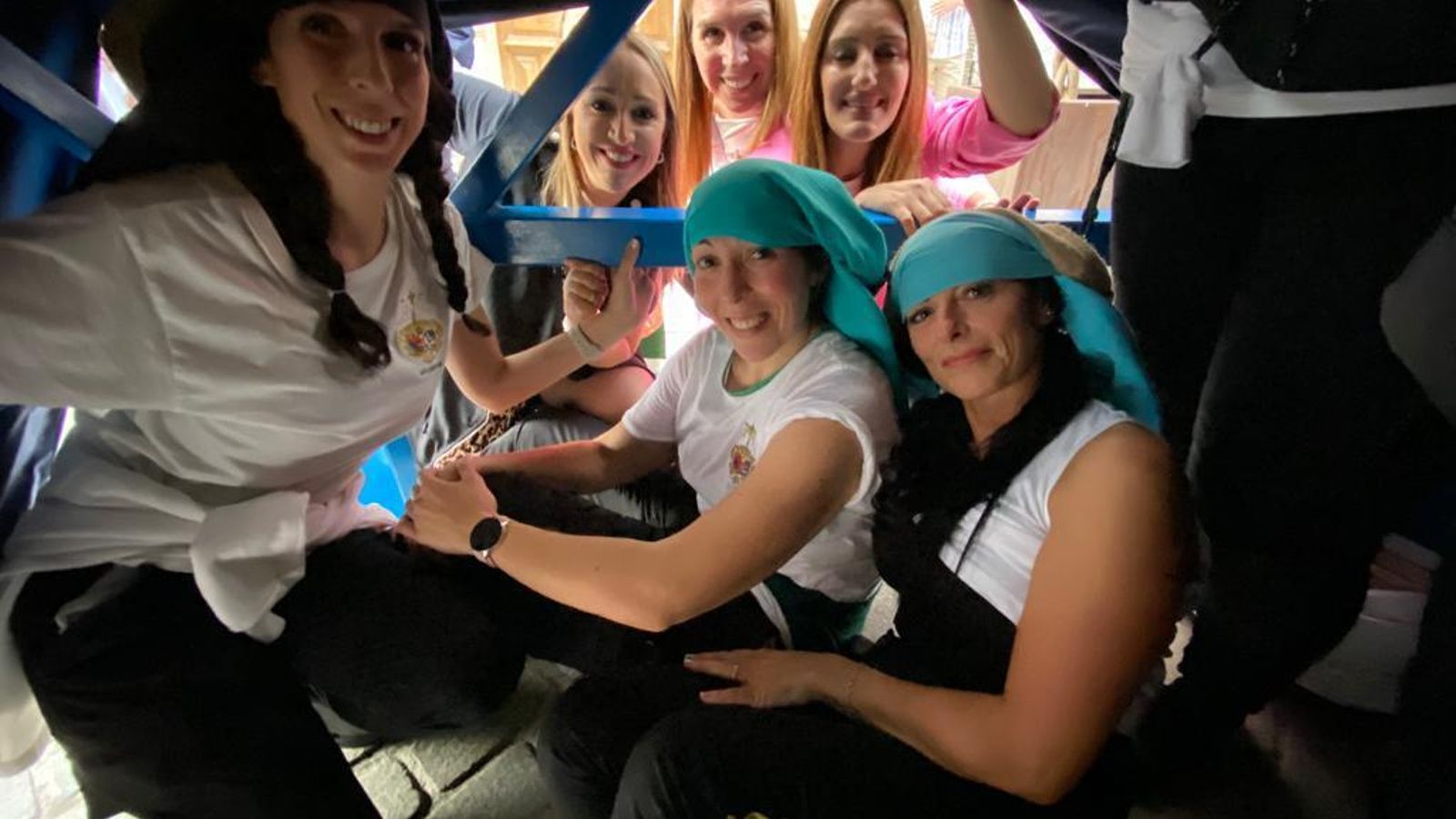 Esperanza junto a otras compañeras bajo las trabajaderas