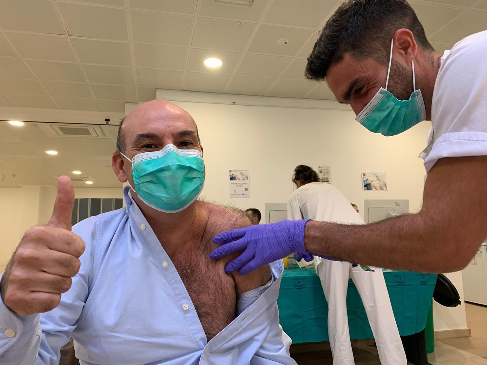 El neumólogo José Luis Velasco se vacuna en el Hospital Clínico de Málaga.