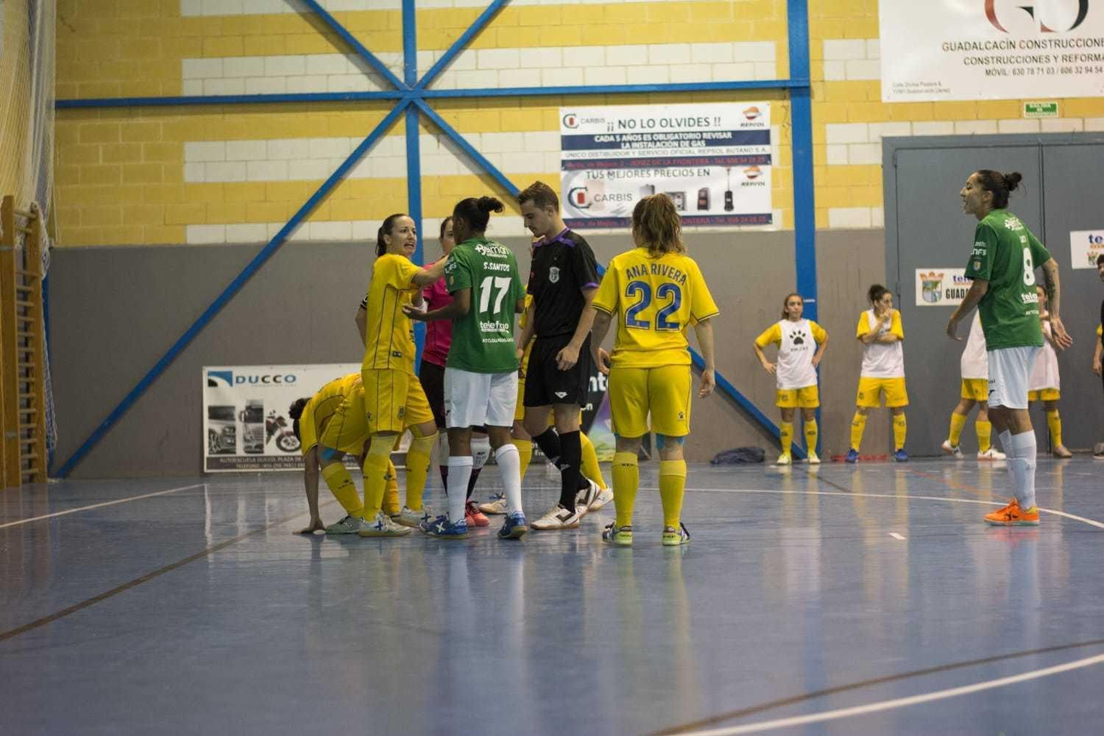 Sara Santos discute con una jugadora del Alcorcón junto al árbitro.