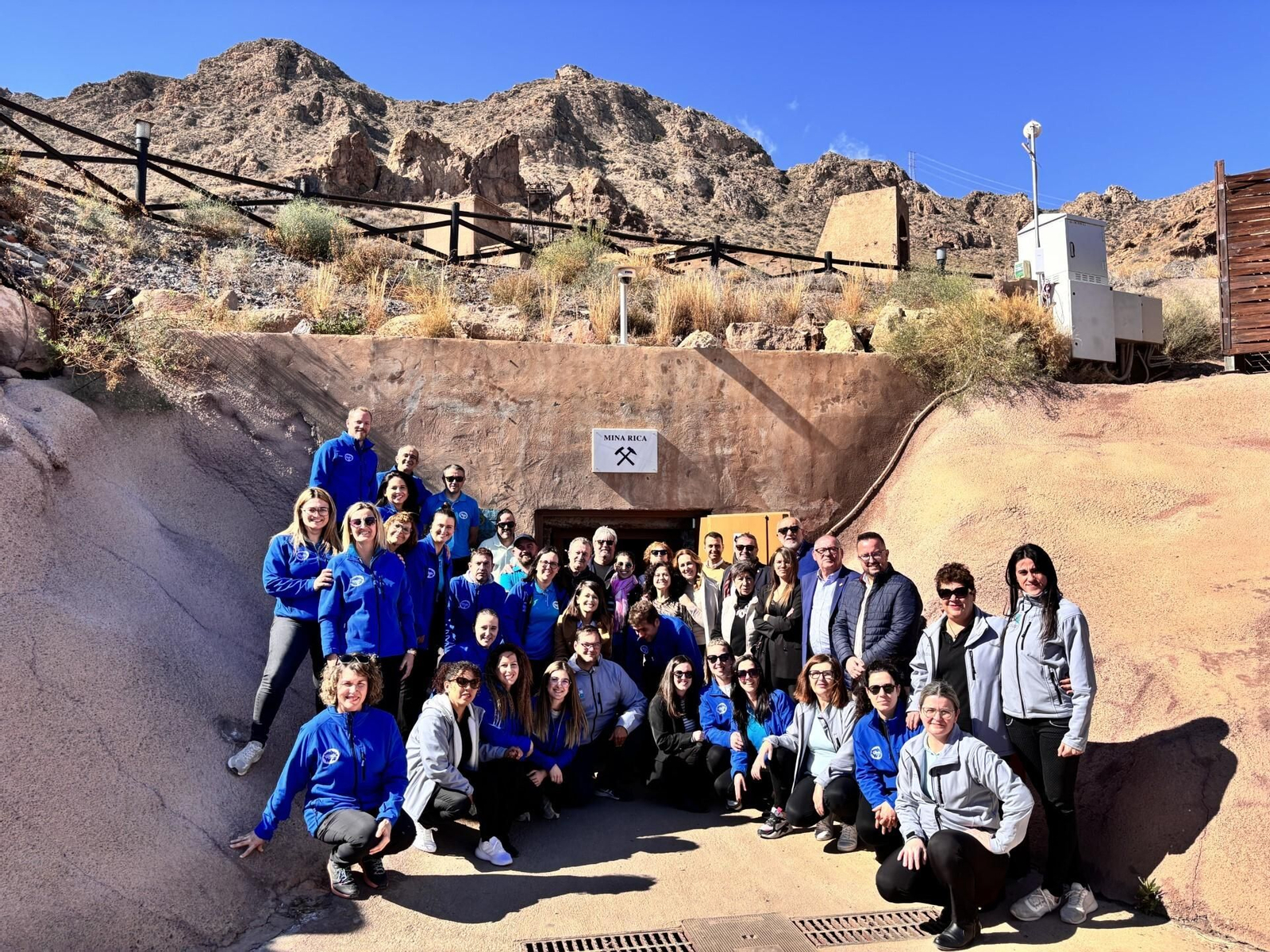 Momento de la inauguración de la placa.
