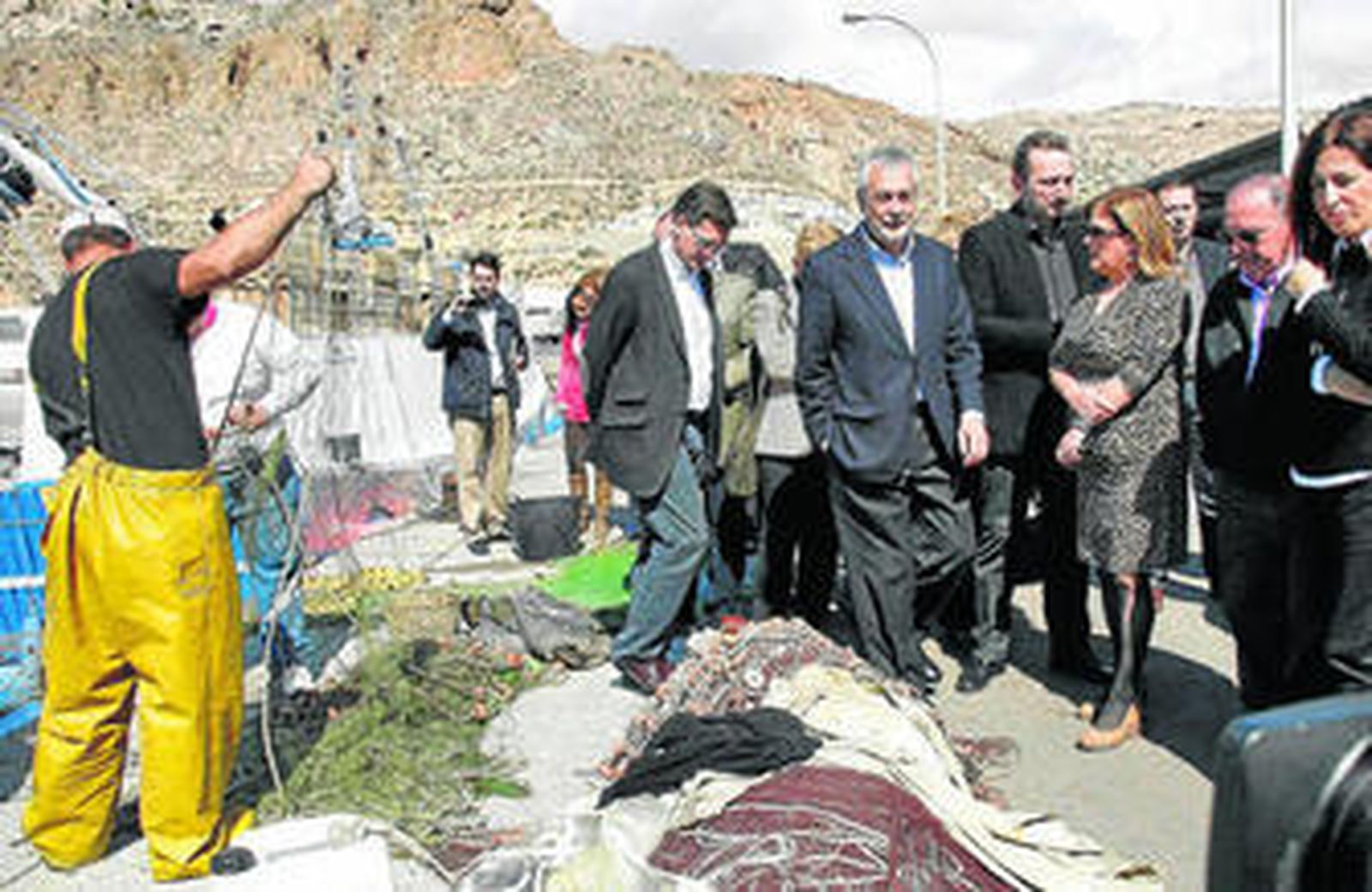Griñán en su visita ayer a la lonja y el puerto pesquero de Almería.