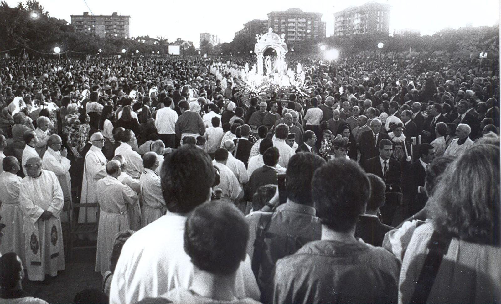 Llegada de la Virgen de la Cinta en su paso a la explanada de la avenida de Andalucía donde se celebró la coronación canónica.