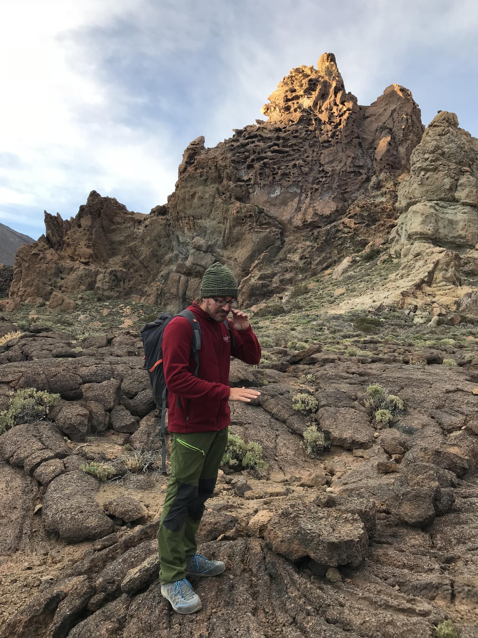 10. Un guía explica una de las coladas que recorre la ruta de Roques García.