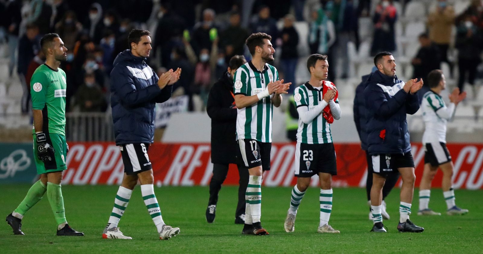 Los jugadores del Córdoba CF saludan a su afición después del duelo de Copa del Rey ante el Sevilla del curso pasado.