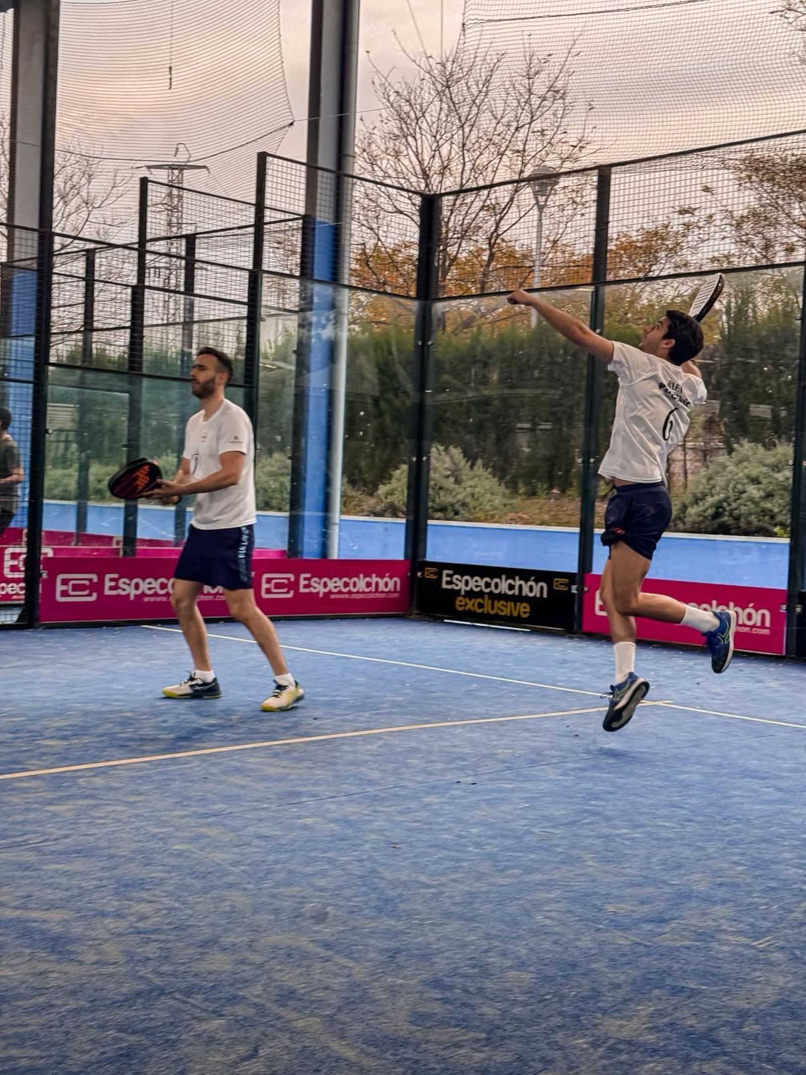 Dos jugadores de la Liga de Empresas de Pádel.