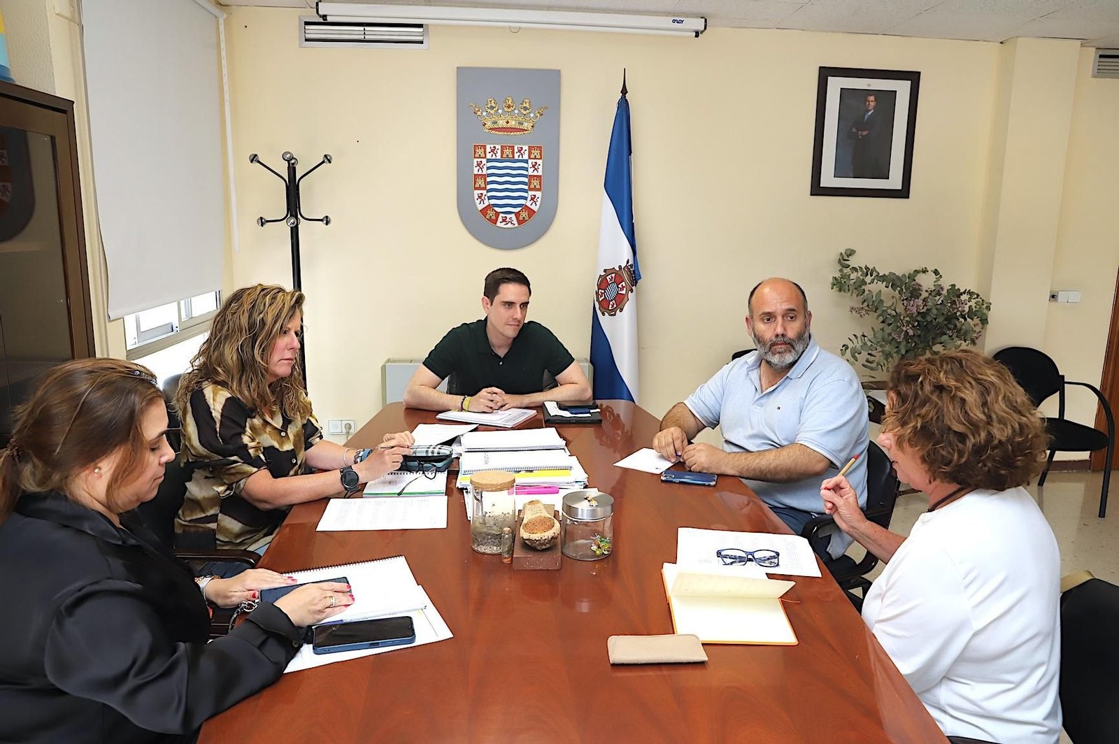 Un instante de la reunión. Un instante de la reunión.