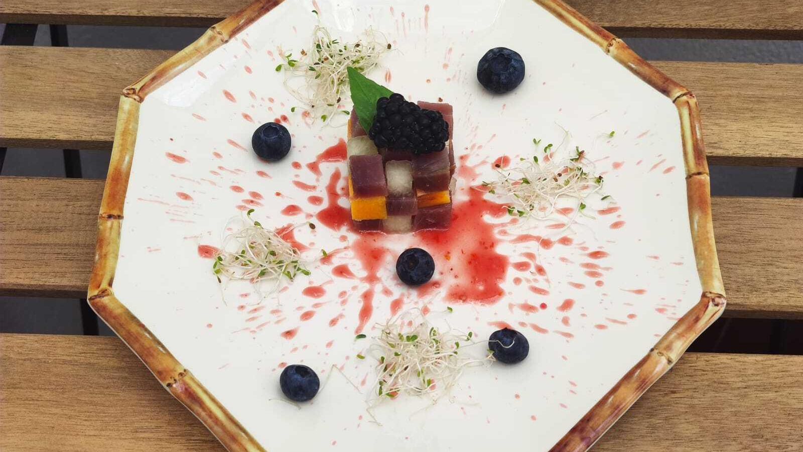 La sencilla receta con sabor a Huelva de mojama y frutos rojos