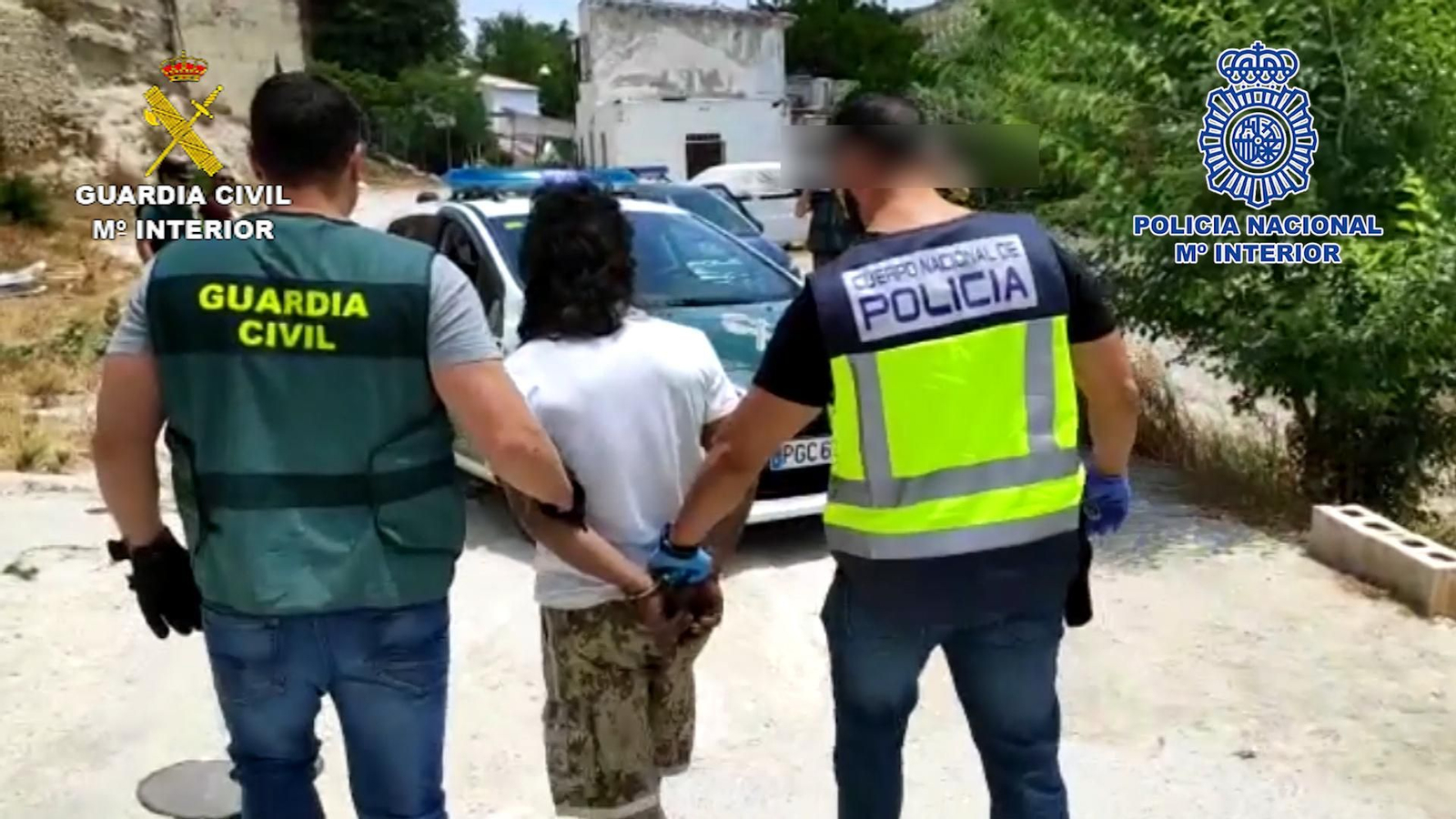 Imagen de archivo de un agente de la Guardia Civil y otro de la Policía Nacional con un detenido en una operación.