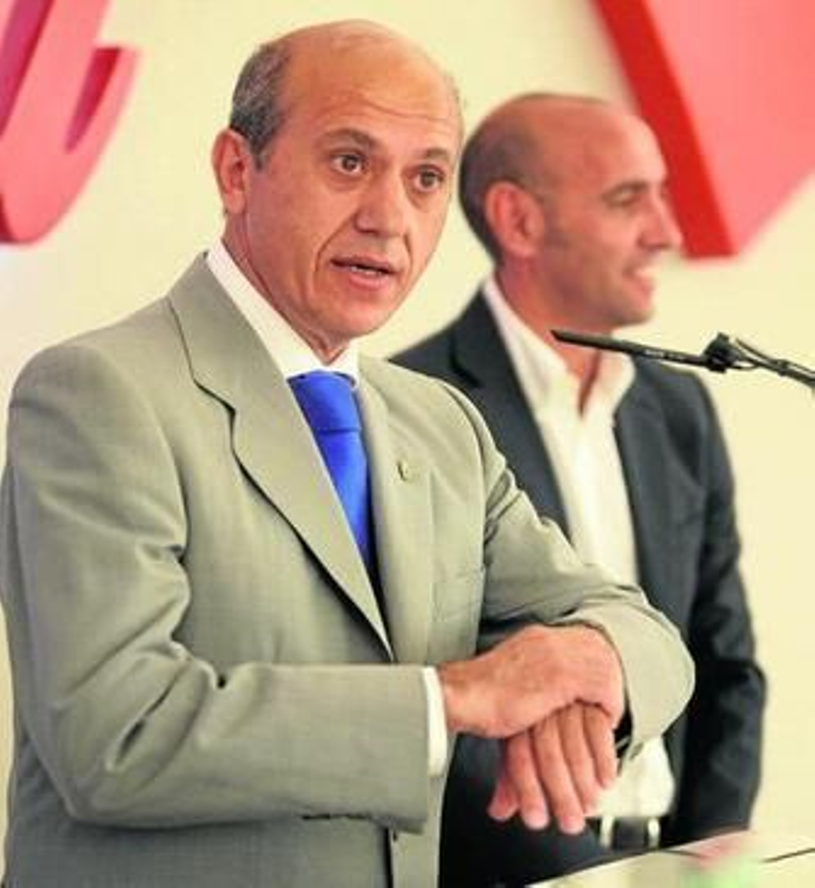 José María del Nido realiza un gesto junto a Monchi durante la presentación de Marko Marin.