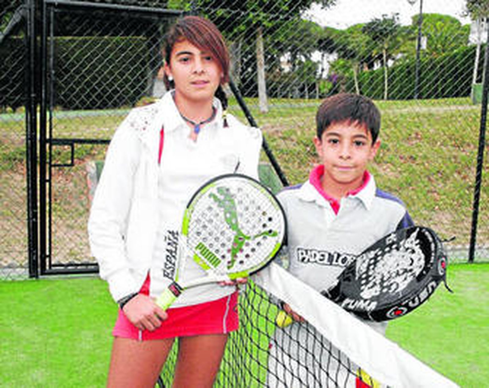 Paulina y Ernesto García Millán posan en una pista del Club Las Redes, en El Puerto.