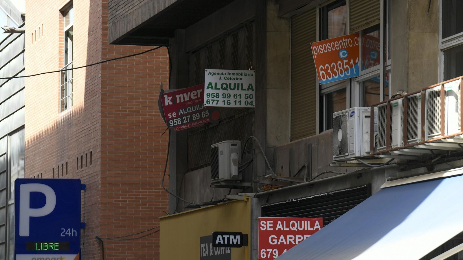 Imagen de archivo de carteles de alquiler de viviendas en el centro de Granada