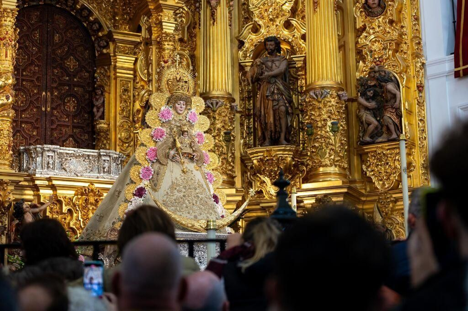 La Virgen del Rocío vuelve al culto público tras su restauración.