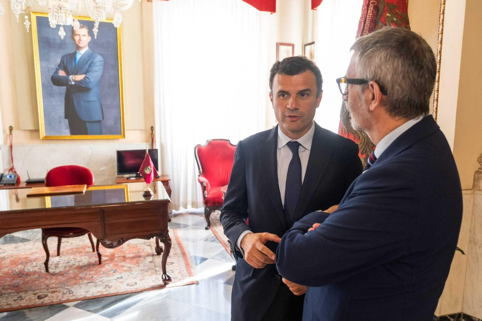 El cuadro del Rey aparece al fondo en una imagen tomada en la recepción que ha hecho Bruno García al rector del UCA, Francisco Piniella.