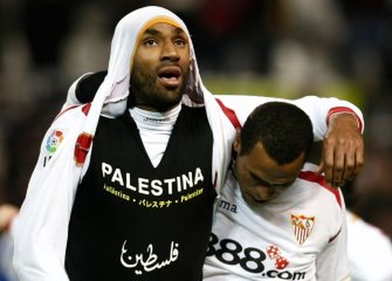 Kanouté, sancionado con una multa de 3.000 euros por exhibir una camiseta con el lema 'Palestina'