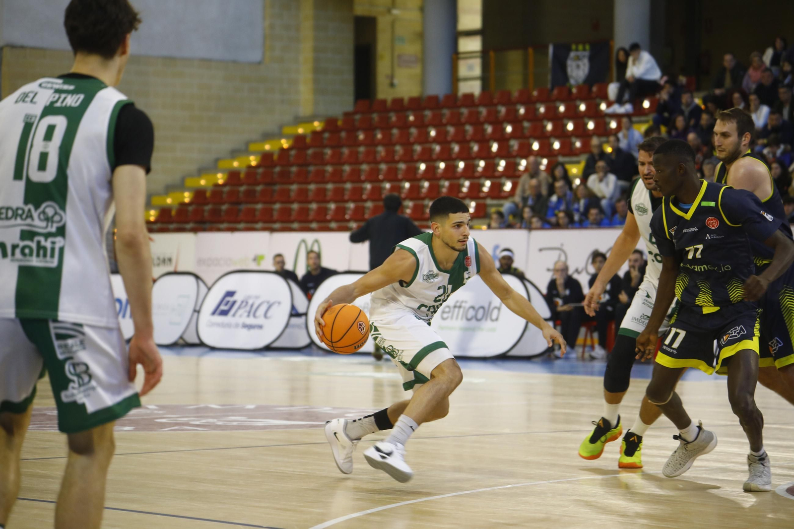 Las mejores fotos del ambiente en Vista Alegre para el Coto Córdoba - UDEA Algeciras