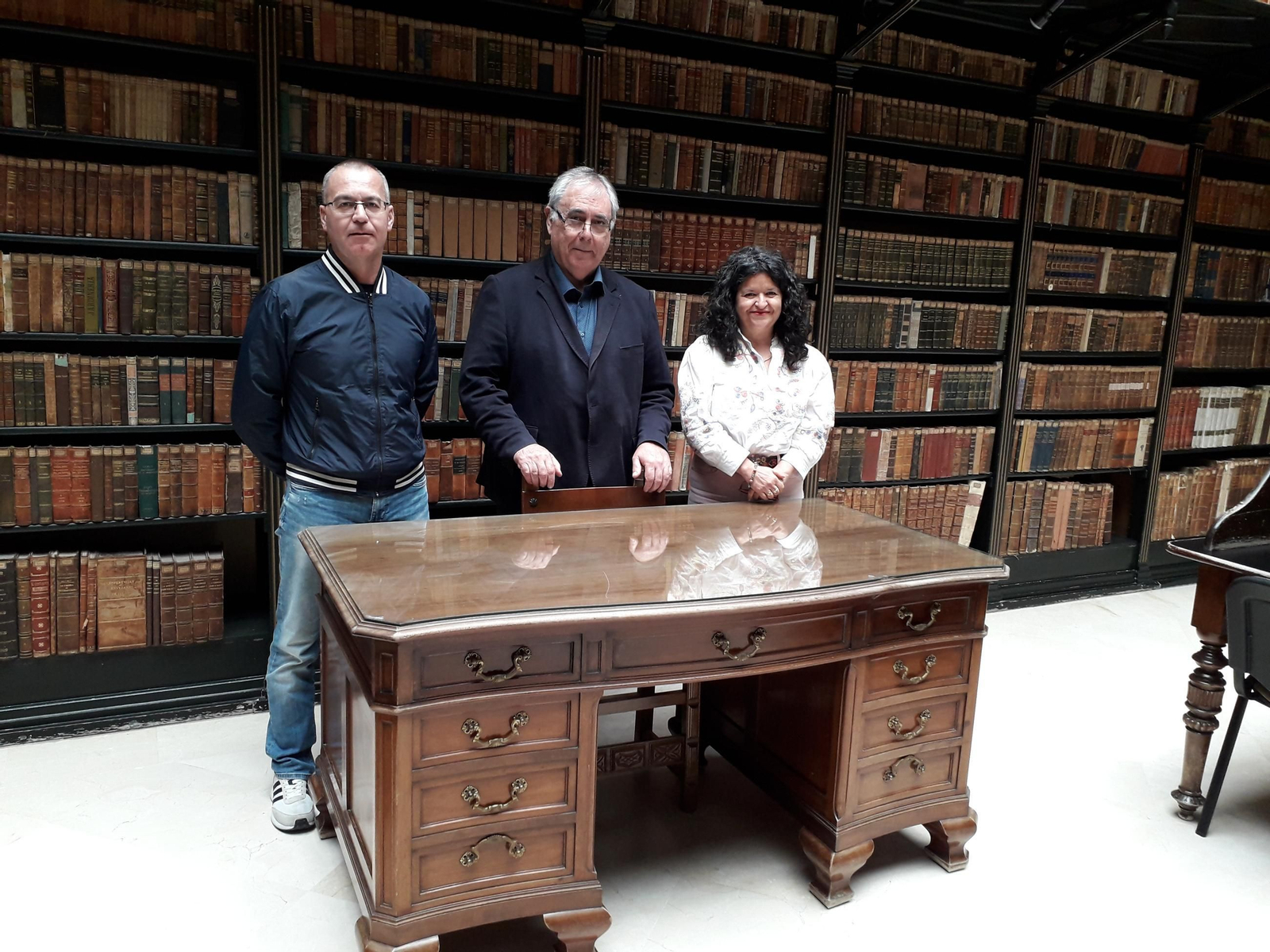 Cristóbal Orellana (c), junto a sus compañeros Eulalia Barea Gutiérrez y Alfredo Fernández Campos.