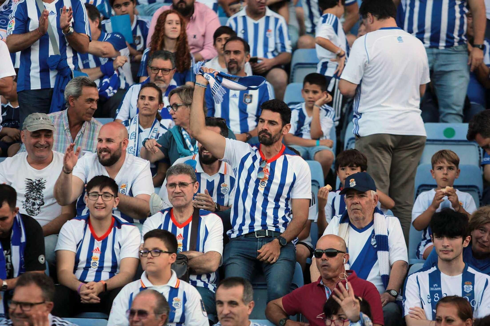 Imágenes del gran ambiente en el Nuevo Colombino en el ascenso del Recre