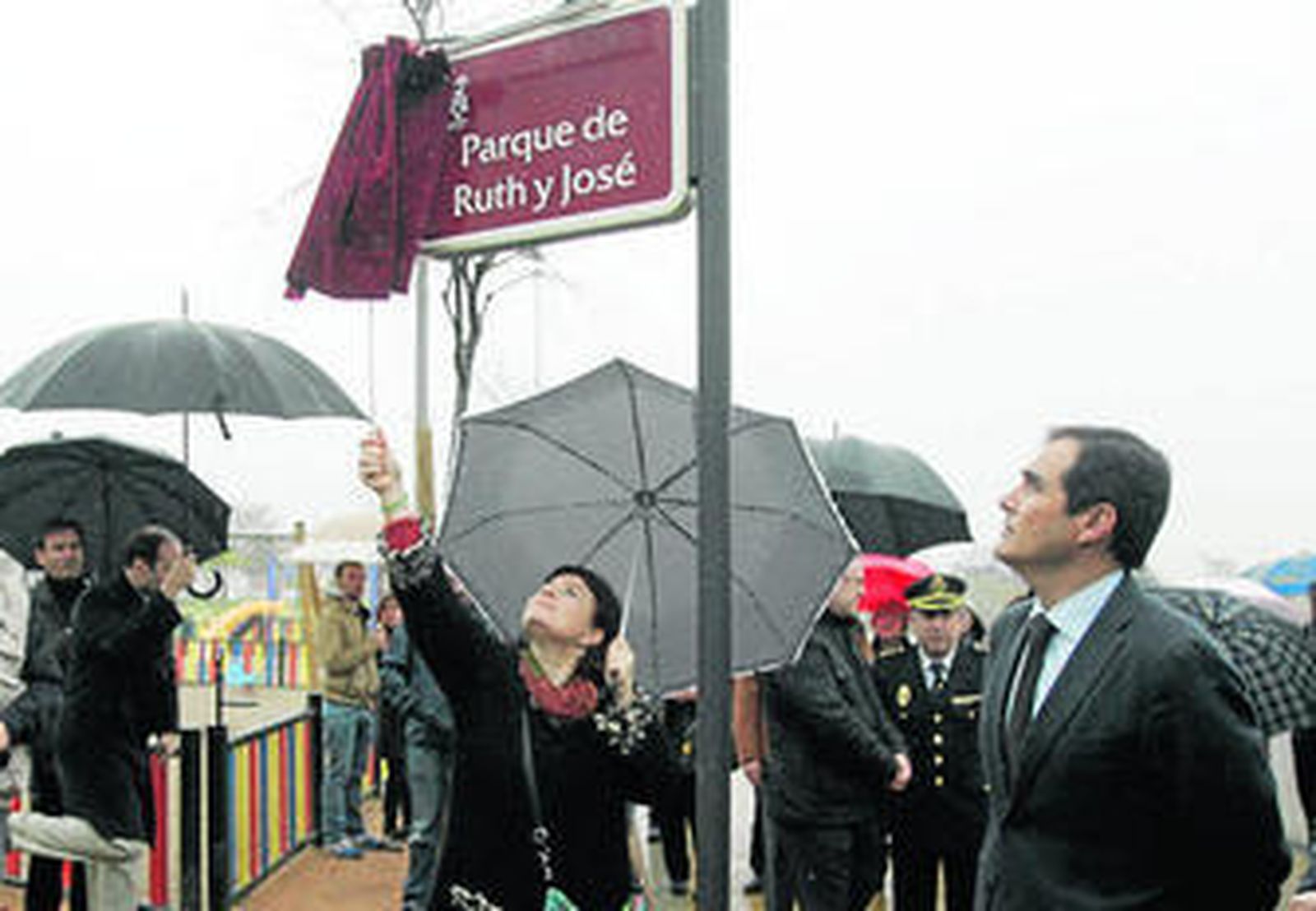 Ruth Ortiz descubre la placa con los nombres de sus hijos junto al alcalde de Córdoba, José Antonio Nieto.