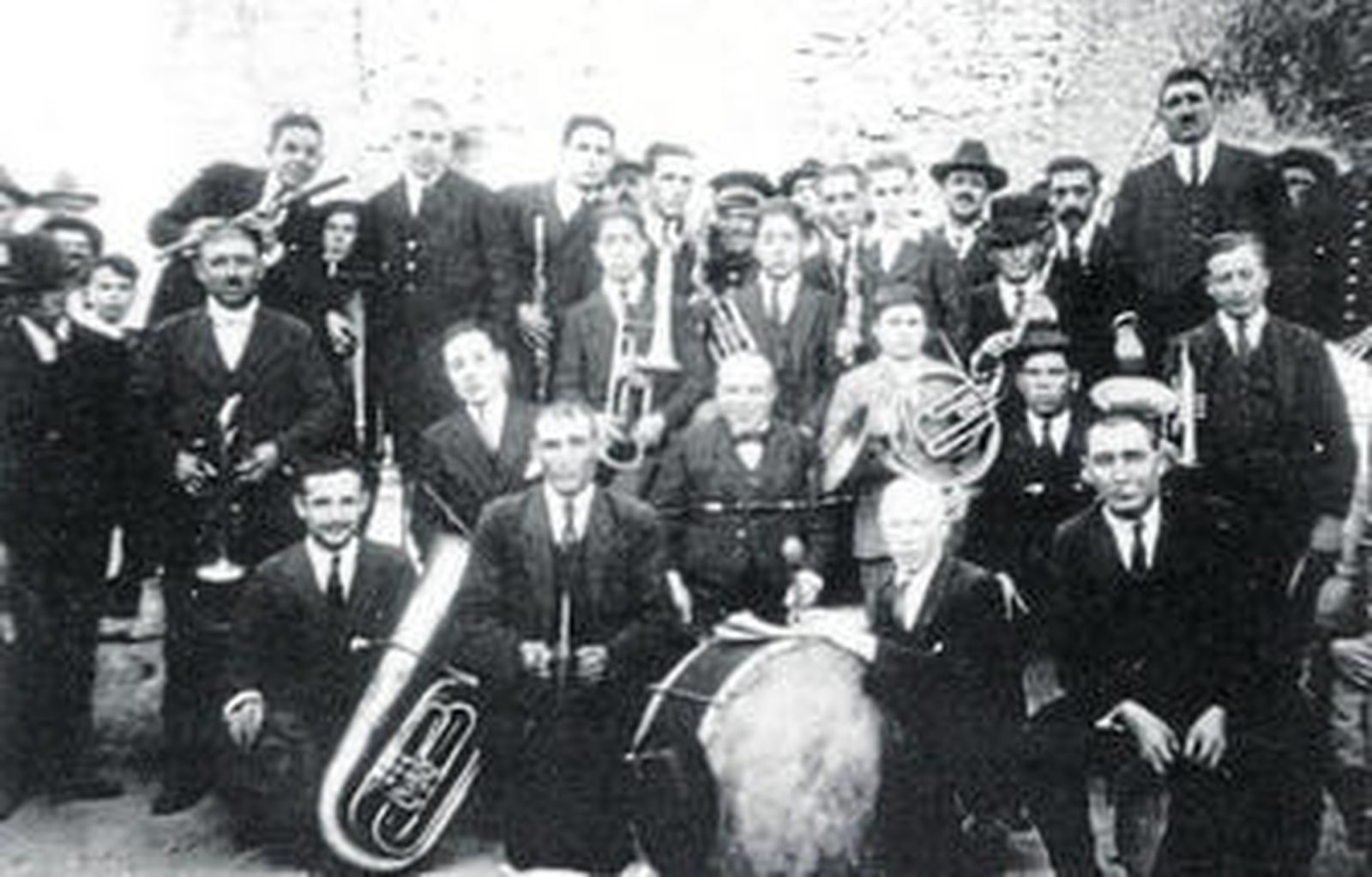 Componentes de la banda de música de Alhama a finales del siglo XIX.