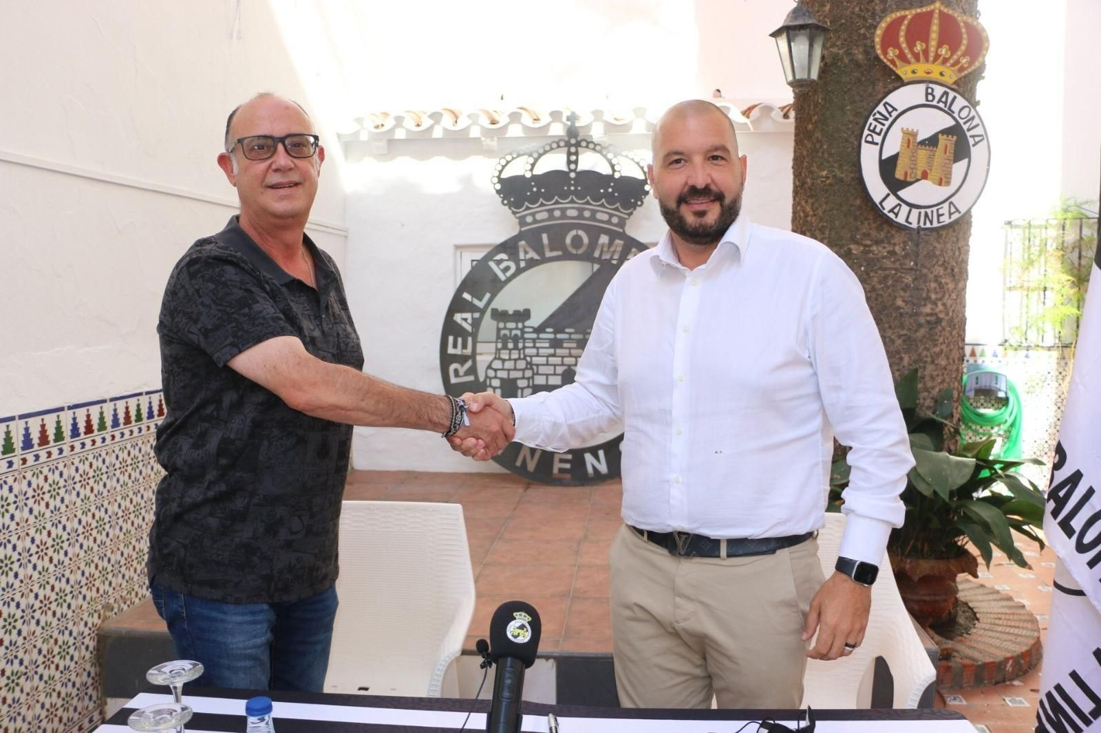 Julio Vega y Raffaele Pandalone estrechan sus manos tras sellar el acuerdo de colaboración Julio Vega y Raffaele Pandalone estrechan sus manos tras sellar el acuerdo de colaboración