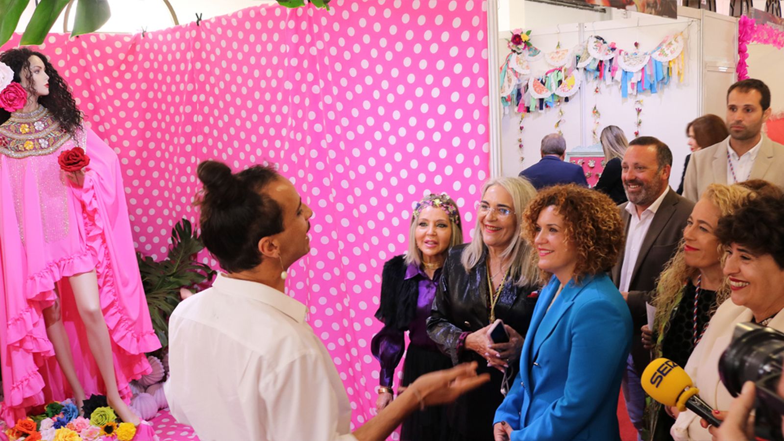 La moda flamenca toma un papel relevante en la feria.