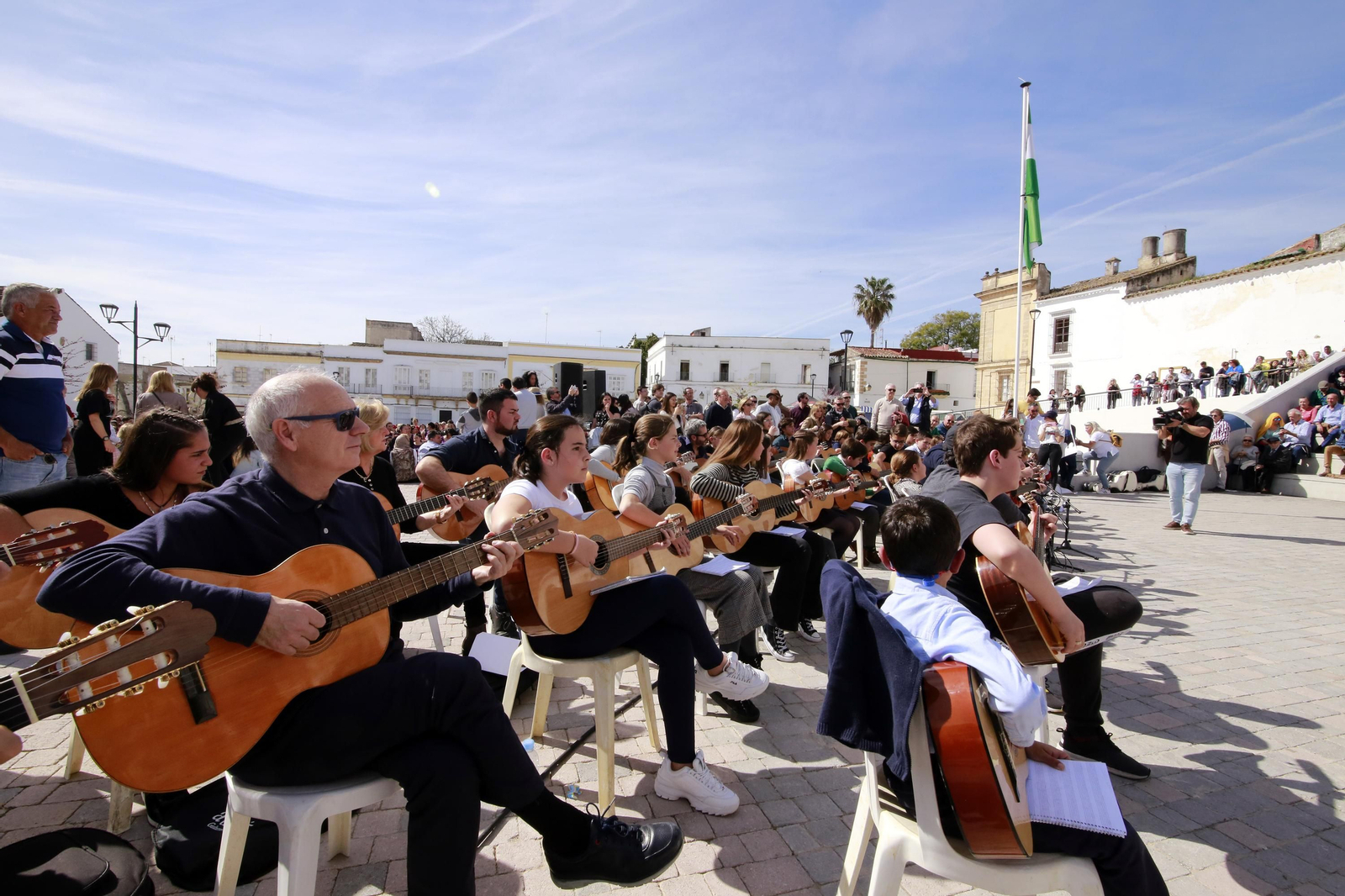 Himno Andaluz a guitarra y flashmob flamenco por el día de Andalucía