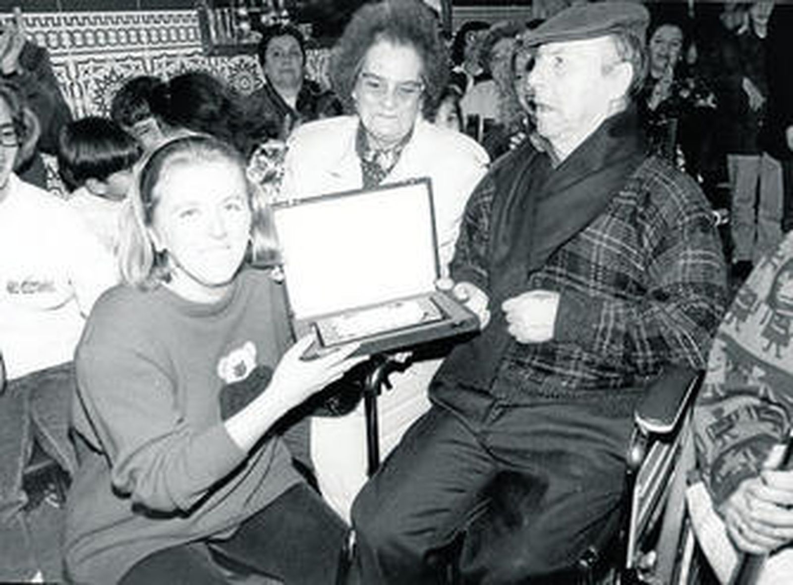 Adela del Moral entregando una placa a El Quini, que acudía a conocer el tango del coro mixto, en enero de 1991.