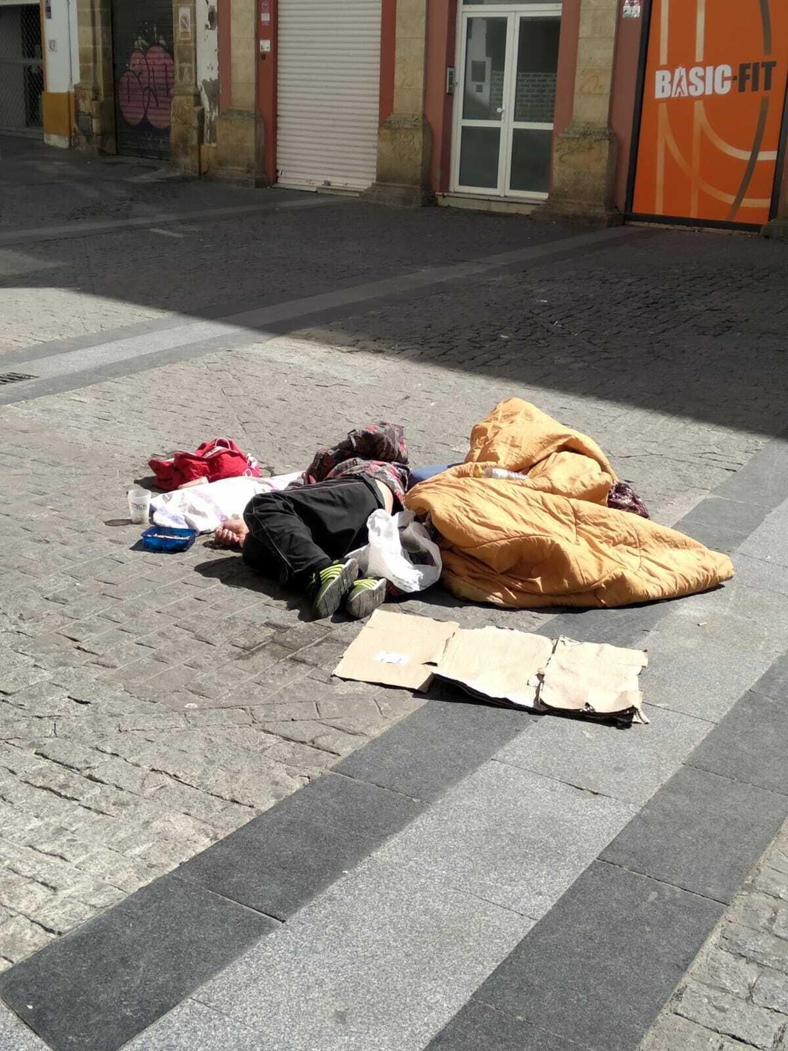 La persona, cuya situación se ha denunciado, durmiendo en calle Doña Blanca.