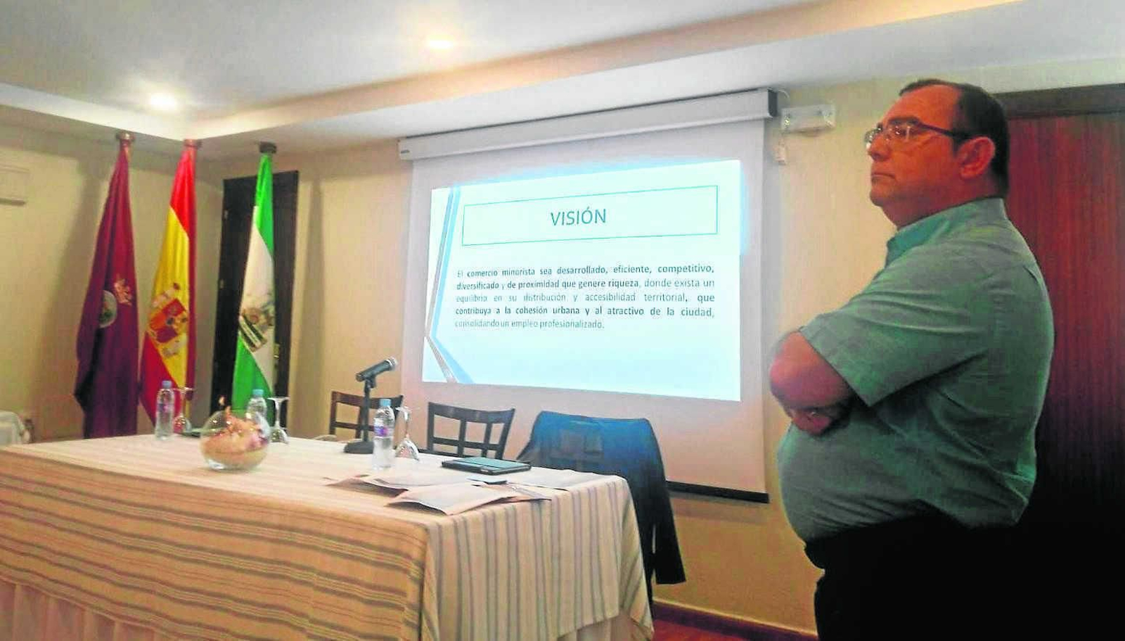 José Muñoz, director técnico de la Asociación de Empresarios de Chiclana, en la explicación de la iniciativa. José Muñoz, director técnico de la Asociación de Empresarios de Chiclana, en la explicación de la iniciativa.