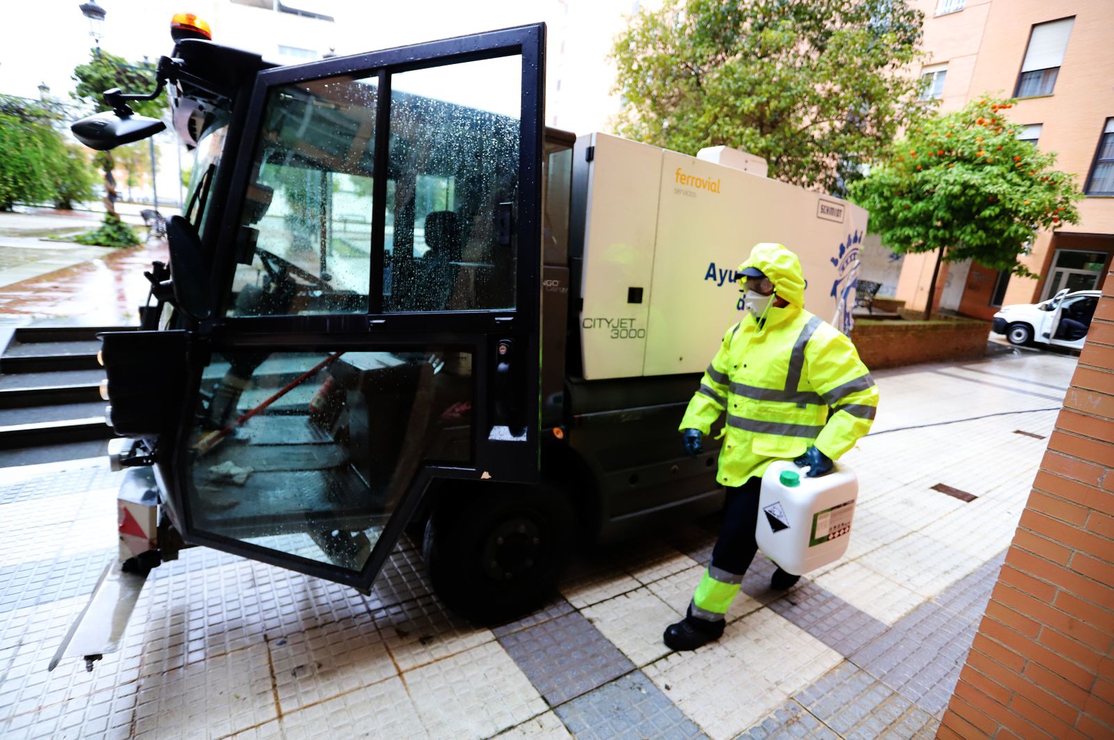 Imágenes del servicio especial de limpieza del Ayuntamiento de Huelva