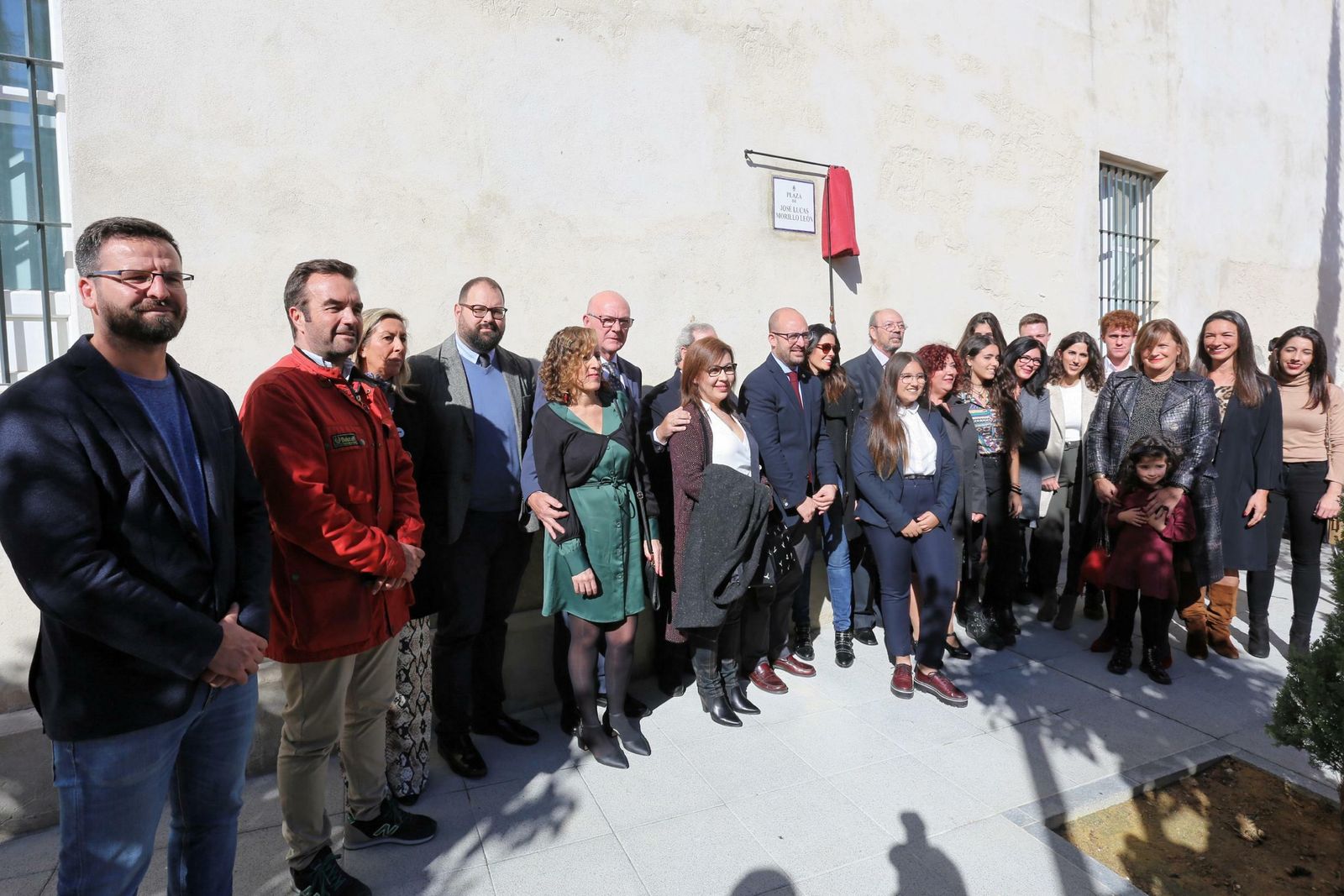 La familia Morillo tras el descubrimiento de la placa, junto al alcalde, Germán Beardo, y los concejales asistentes.