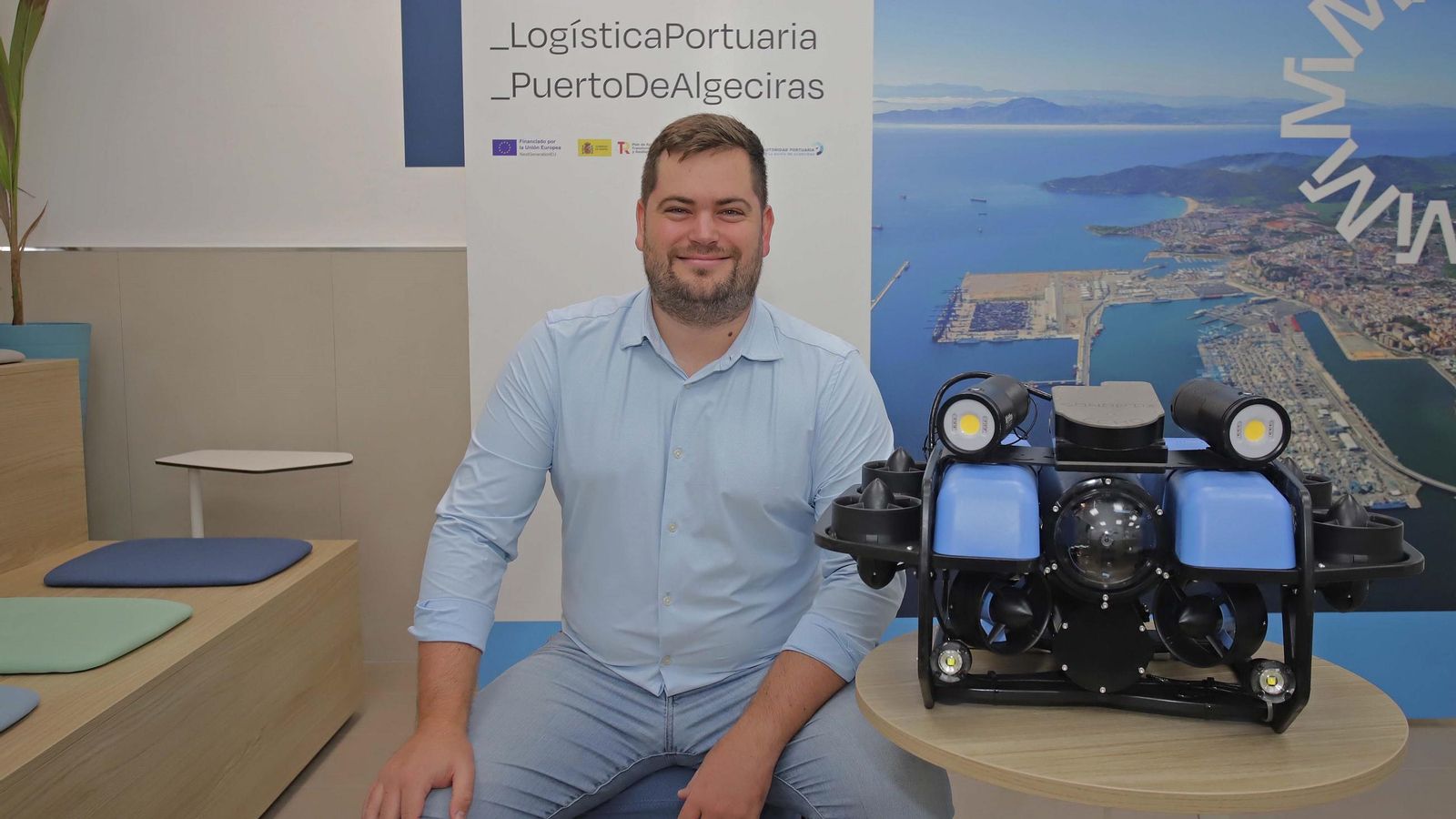 David Pinto, CEO de Eonsea, junto a su equipo de trabajo, en las oficinas del espacio Misión del Puerto de Algeciras