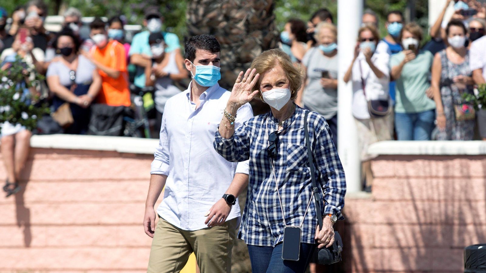 La Reina saluda a las personas que se congregaron este sábado en Rincón de la Victoria.