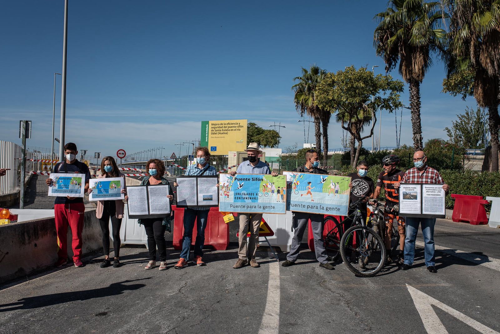 Concentración ante el Puente Sifón para pedir alternativas.