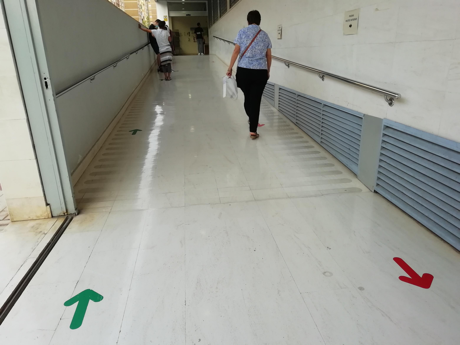 Usuarios en el centro de salud de Huelin.