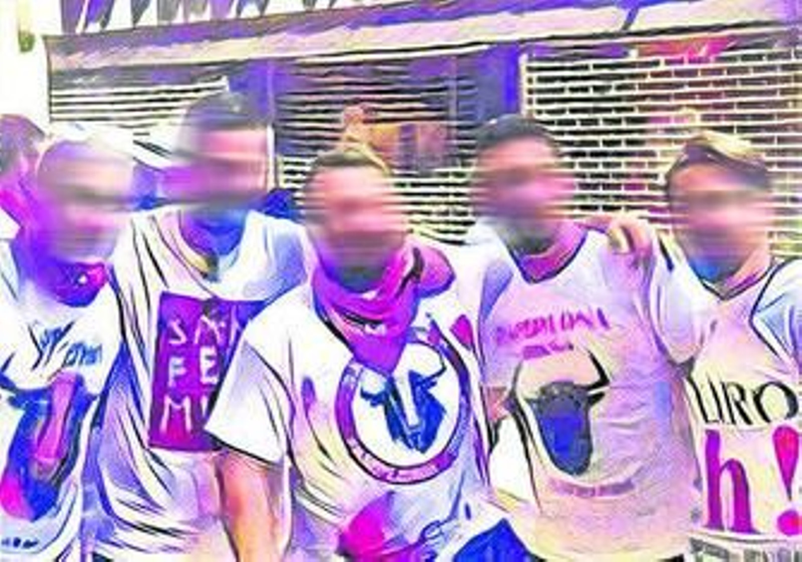 Los cinco sevillanos acusados de la violación, fotografiados en una calle de Pamplona en julio pasado.