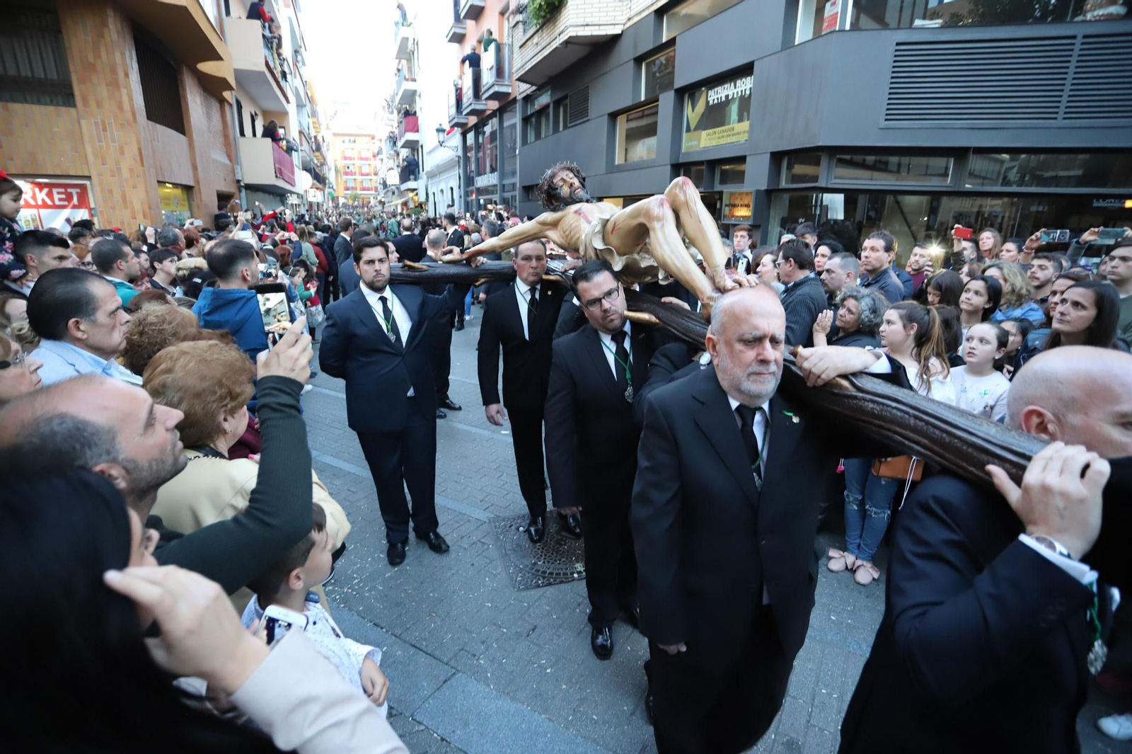 Procesión del Cristo de la Vera Cruz, escoltado por la Legión en las calles de Huelva