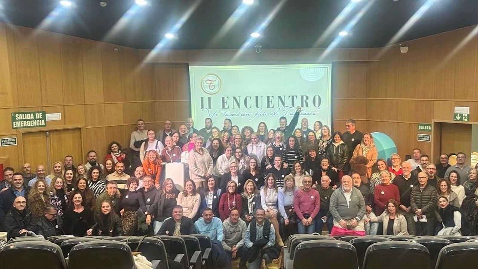 Cerca de 200 personas llenaron el auditorio Millán Picazo de Algeciras en un emotivo homenaje póstumo a Antonio Damas, director del Colegio Tartessos y artífice de la época dorada del voleibol algecireño.