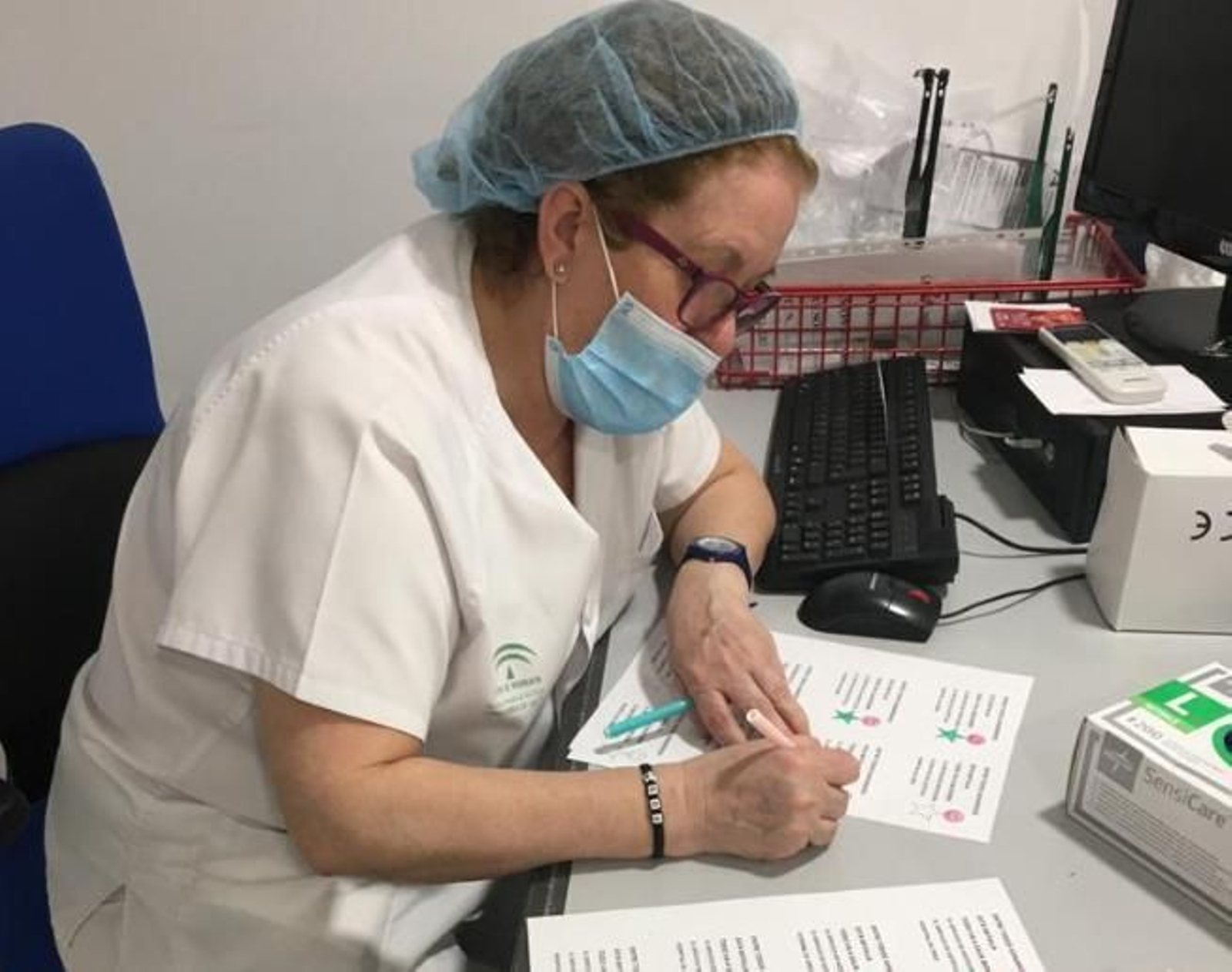 Una trabajadora del servicio de cocina escribiendo un mensaje.