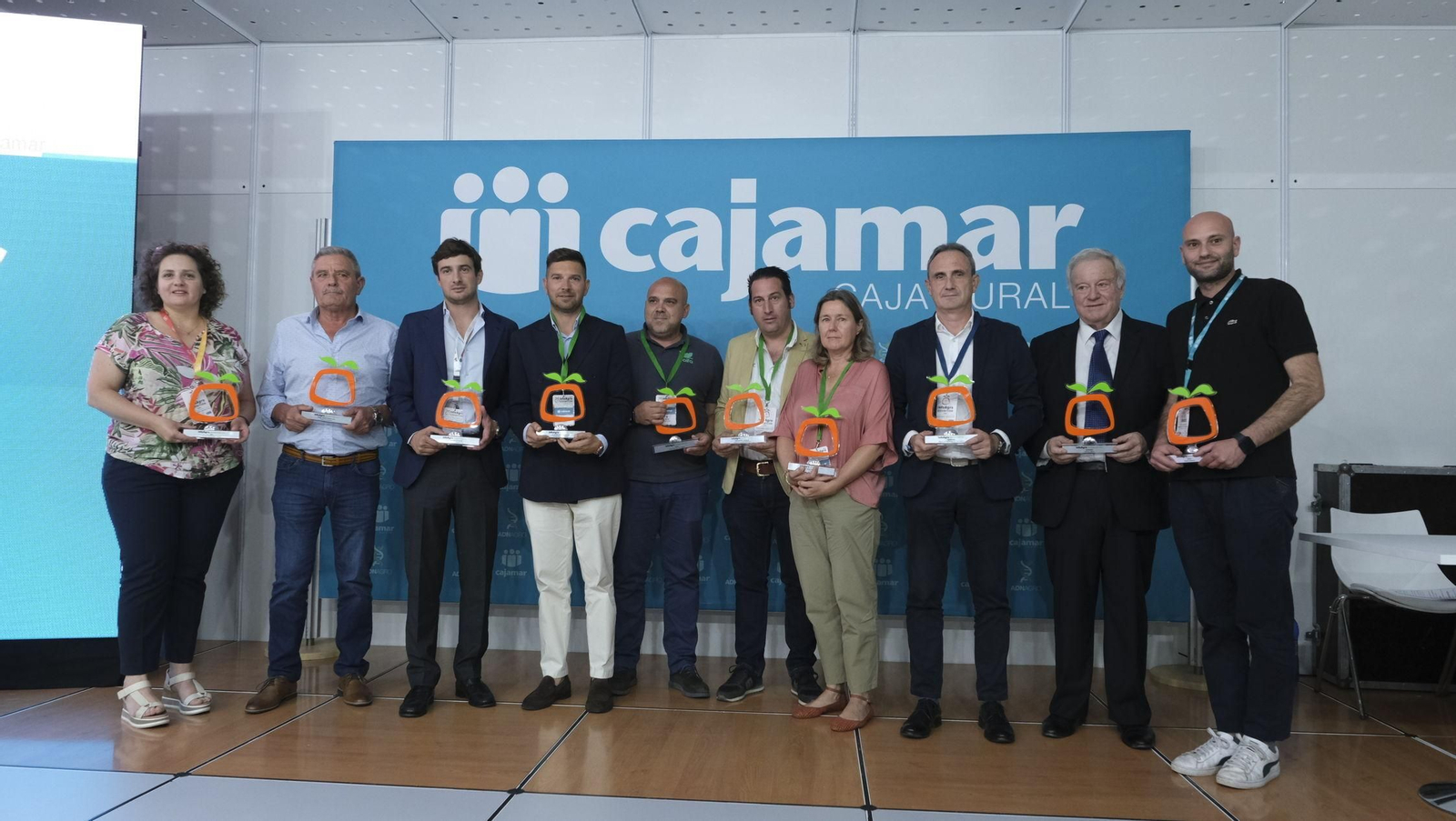 Foto de familia de los galardonados y las autoridades en la mañana de ayer en la sala de conferencias ‘Cajamar’.